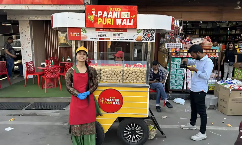 Tapsee Upadhyay BTech Pani Puri Stall Par